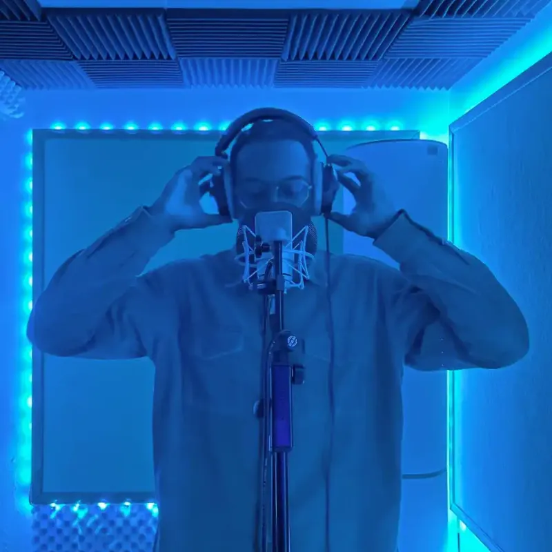  Artiste de chanson française en studio d’enregistrement moderne 